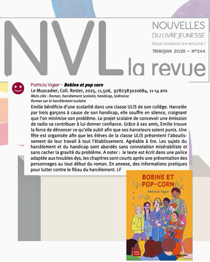Montage associant la couverture du roman « Bobine et popcorn » et la chronique le concernant.  « Emilie bénéficie d’une scolarité dans une classe ULIS de son collège. Harcelée par trois garçons à cause de son handicap, elle souffre en silence, craignant que l’on minimise son problème. Le projet scolaire de concevoir une émission de radio va contribuer à lui donner confiance. Grâce à ses amis, Emilie trouve la force de dénoncer ce qu’elle subit afin que ses harceleurs soient punis. Une fête est organisée afin que les élèves de la classe ULIS présentent l’aboutis- sement de leur travail à tout l’établissement. Agréable à lire. Les sujets du harcèlement et du handicap sont abordés sans connotation misérabiliste et sans cacher la gravité du problème. A noter : le texte est écrit dans une police adaptée aux troubles dys, les chapitres sont courts après une présentation des personnages au tout début du roman. En annexe, des informations pratiques pour lutter contre le fléau du harcèlement. LF »