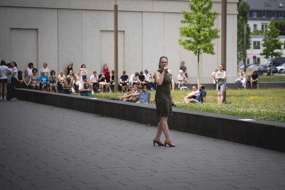 Das Schultanzprojekt wird von Sabrina Sadowska, Ballettdirektorin am Theater Chemnitz, betreut. Hier im bei der Anmoderation im Lesegarten vor Publikum zu sehen.