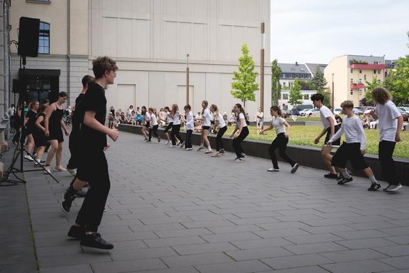 Schultanzprojekt, betreut von Sabrina Sadowska im Lesegarten der Universitätsbiblitohek.