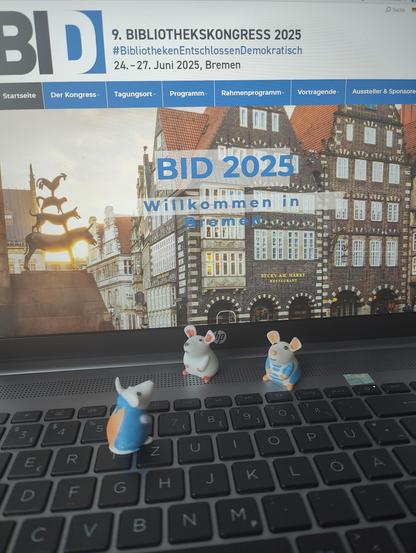 Drei Mäuse (3D-Druck) auf einem Laptop
