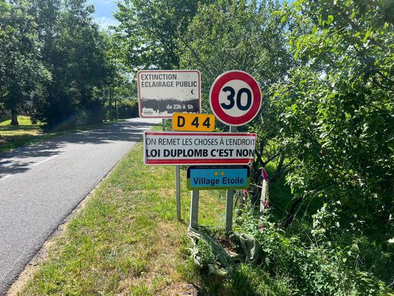 panneau à l'entrée d'un village : "on remet les choses à l'endroit, la loi duplomb c'est non"