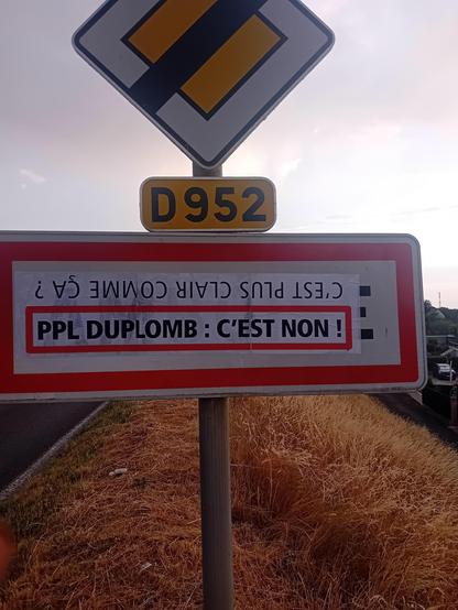 panneau à l'entrée d'un village : "c'est plus clair clair comme ça : PPL Duplomb, c'est non"