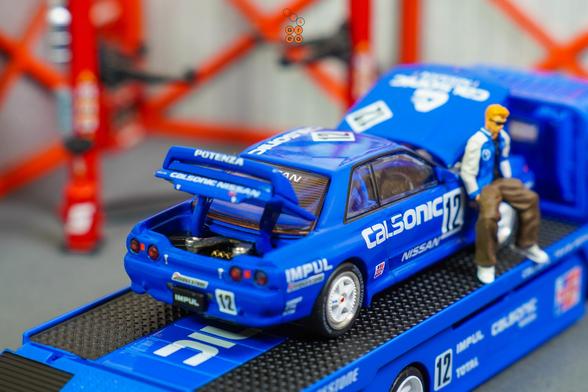 A Nissan Skyline GT-R R32, JTC 1990 by Pop Race and a custom tow truck by Micro Turbo on Calsonic livery in 1:64 scale with 1:64 figure on AREA 164