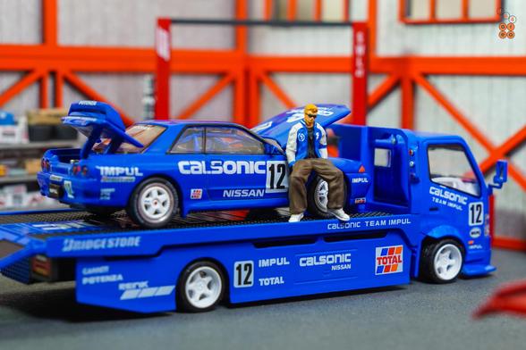 A Nissan Skyline GT-R R32, JTC 1990 by Pop Race and a custom tow truck by Micro Turbo on Calsonic livery in 1:64 scale with 1:64 figure on AREA 164
