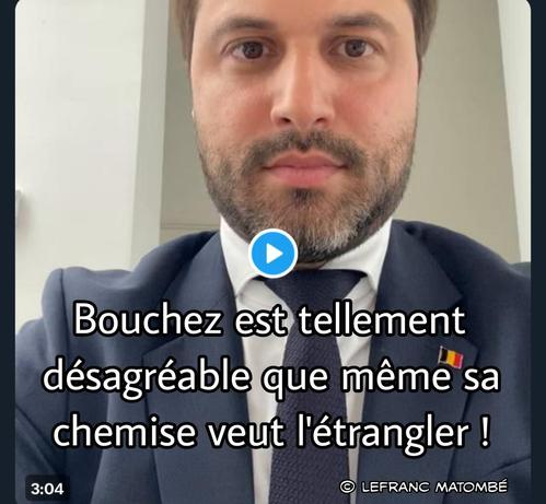 Portrait en gros plan de Georges-Louis Bouchez, en costume-cravate, arborant un petit pin's du drapeau belge sur le revers de sa veste. Une légende humoristique est superposée en bas de l’image : « Bouchez est tellement désagréable que même sa chemise veut l’étrangler ! » Le bouton du col de chemise semble très serré autour de son cou.