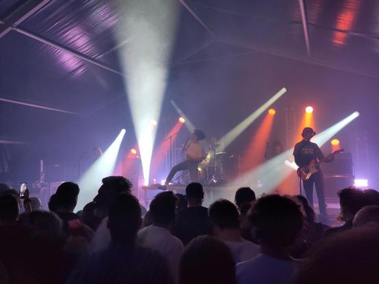 Une scène avec le groupe de post-rock Tramhaus devant un public survolté