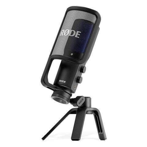 Microphone RODE NT-USB+ monté sur trépied, filtre anti-pop visible