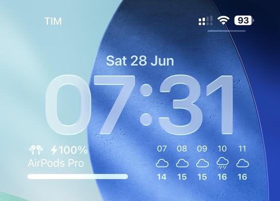 Screenshot of an iPhone lock screen displaying the date and time: Saturday, 28 June, 07:31. The time text has specular highlights brightening up the top and bottom of the characters. 

Remaining information is in the image but is not relevant to the subject of the post. The background features abstract blue and light teal shapes. At the top, the mobile carrier "TIM" is shown, with icons indicating full signal strength, Wi-Fi connection, and 93% battery level. Below the time, there's an AirPods Pro battery status showing 100% charge. On the right, an hourly weather forecast from 07:00 to 11:00 shows mostly cloudy skies with a chance of rain at 10:00. The temperatures range from 14°C to 16°C.