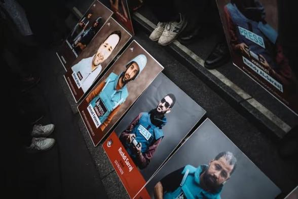 Rassemblement de journalistes français en hommage aux plus de 200 journalistes palestiniens tués à Gaza par Israël, à Paris, le 16 avril 2025.