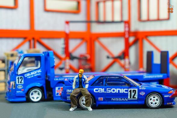 A Nissan Skyline GT-R R32, JTC 1990 by Pop Race and a custom tow truck by Micro Turbo on Calsonic livery in 1:64 scale with 1:64 figure on AREA 164