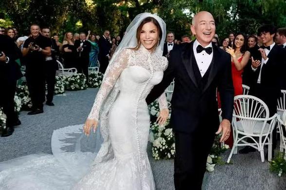Lauren Sanchez a publié sur son compte Instagram une photo d’elle en robe de mariée avec Jeff Bezos, à Venise (Italie), le 27 juin 2025.