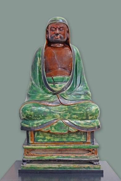 Life-size sculpture of the seated Bodhidharma, Ming dynasty, North China, stoneware with green and brown glaze, 1484. Bodhidharma and five other (Chinese) patriarchs are traditionally considered the founders of Chán (Zen) Buddhism. Source: Wikimedia Commonsꜛ (license: CC BY-SA 2.0)