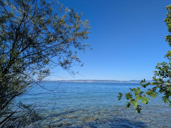 Lac Léman pris depuis la rive sud. Eau bleue/turquoise.