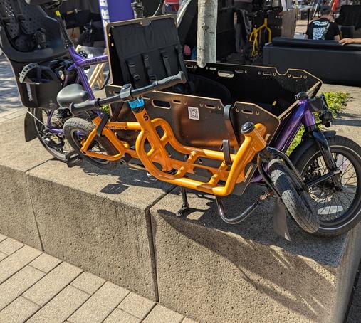 Kleines Lastenrad hängt an großem