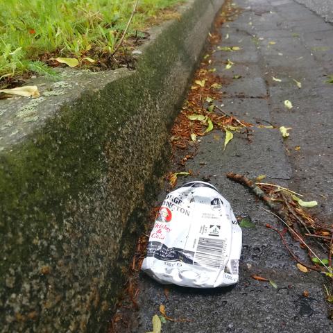 Erkennbar, pfandpflichtig  und praktisch nichts mehr Wert. 
So sieht das Pfandschlupf-Problem aus.
#Pfandschlupf #Einwegpfand