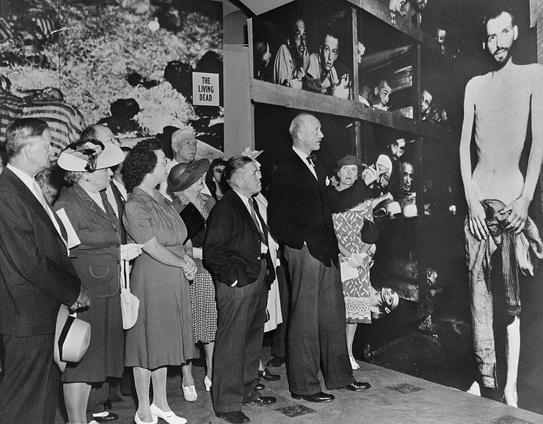 Blick in die Räume der Foto-Ausstellung "Lest we forget" in der Library of Congress im Sommer 1945. Foto: USHMM