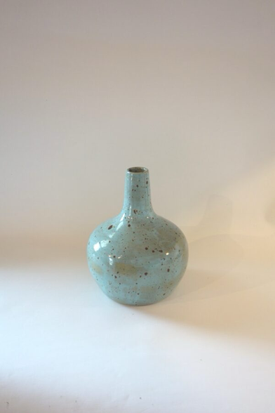 Bauchige Vase mit längerem dünnen Hals. Glasur ist türkis mit braunen Sprenkeln 