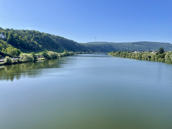 Auf der Gülser Brücke freier Blick auf die Mosel stromaufwärts 