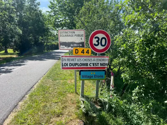 Des autocollants « On remet les choses à l’endroit », « loi Duplomb c’est non », recouvrent les panneaux d’entrées de dizaines de communes de la Loire.