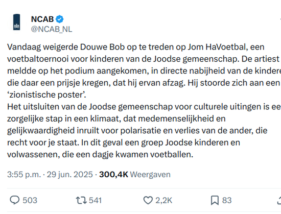 ] NCAB &
@NCABNL
Vandaag weigerde Douwe Bob op te treden op Jom HaVoetbal, een
voetbaltoernooi voor kinderen van de Joodse gemeenschap. De artiest
meldde op het podium aangekomen, in directe nabijheid van de kinder
die daar een prijsie kregen, dat hij ervan afzag. Hij stoorde zich aan een
“Zionistische poster’.
Het uitsluiten van de Joodse gemeenschap voor culturele uitingen is ee
zorgelijke stap in een klimaat, dat medemenselijkheid en
gelijkwaardigheid inruilt voor polarisatie en verlies van de ander, die
recht voor je staat. In dit geval een groep Joodse kinderen en
volwassenen, die een dagje kwamen voetballen.
3:55 p.m. - 29 jun. 2025 - 300,4K Weergaven
