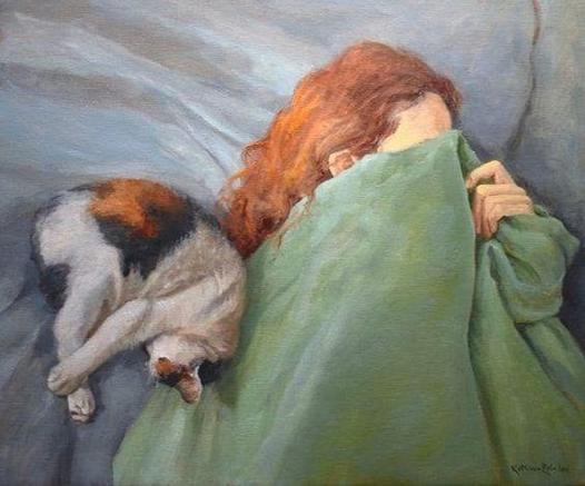 Ilustración: Mujer de pelo ondulado pelirrojo en cama tapada con una sábana o manta verde que sujeta con la mano izquierda tapando la cara. Solo se ve la frente y parte de la oreja. Pegada a su espalda duerme una gata calicó enroscada sujetándose las patas de detrás con las de delante dejando el rabo dentro para retener el calor.