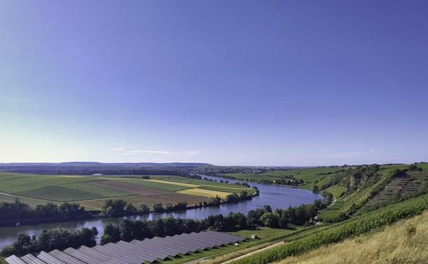 Lauffen von der Panoramastraße aus gesehen . rechts der Krappenfelsen