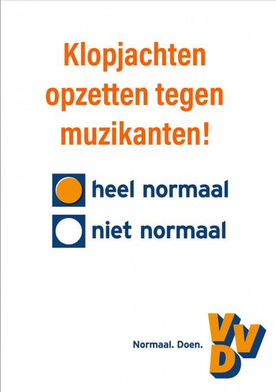 Een satirische afbeelding in de stijl van een VVD-campagneposter. In oranje letters staat: "Klopjachten opzetten tegen muzikanten!" Daaronder zijn twee opties: een oranje bol met "heel normaal" en een witte bol met "niet normaal". Rechtsonder staat het VVD-logo met de slogan "Normaal. Doen."