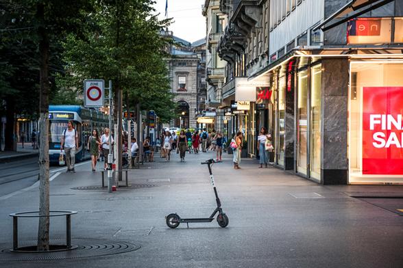 Ein Trottinett steht mitten auf einer Einkaufsstrasse (Bahnhofstrasse Zürich)