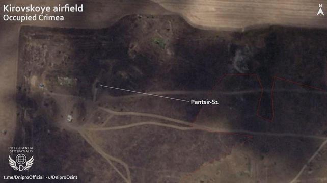 🇺🇦🇷🇺 Satellite imagery shows the aftermath of the Ukrainian strike on the Kirvoskoye airfield in Crimea.

What is almost certainly three calcinated helicopters can be seen tho it is impossible to know the type. Burned grass is almost visible around the Pantsir air defense system, the damage to the vehicle itself is unknown.

→ Geolocations: 
🗺️ Coordinates: 45°10'00"N 35°11'32"E

>LEAKLIV:/