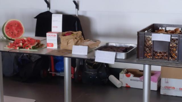 Buffet mit Brezeln, Wassermelonen und mehr