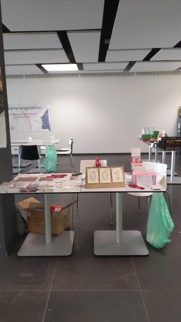 Bislan ein Mensch! Freikartenlotterie. Foto vom Stand von vorn