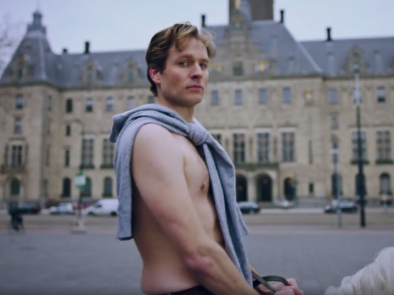 Vincent Karremans met ontbloot bovenlijf, een trui met de mouwen om zijn hals geslagen, rijdt op een wit paard naar het stadhuis van Rotterdam, een mislukte poging tot humor t.g.v. de VVD-verkiezingscampagne aldaar