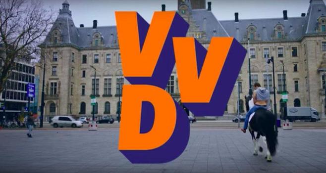 Vincent Karremans met ontbloot bovenlijf, een trui met de mouwen om zijn hals geslagen, rijdt op een wit paard naar het stadhuis van Rotterdam, een mislukte poging tot humor t.g.v. de VVD-verkiezingscampagne aldaar