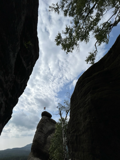 Widok na niebo spomiędzy strzelistych skał. 