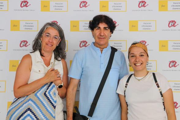 La coordinadora del projecte, el tallerista Joan Reverté i la Raquel Llop, tècnica de la Xarxa