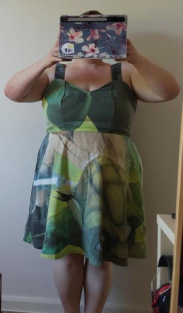 Knielanges Kleid aus Star-Wars-Bettwäsche, mit Yodas Augen auf dem Rock. Person ist klein, dick und weiß, Kleid passt gut.