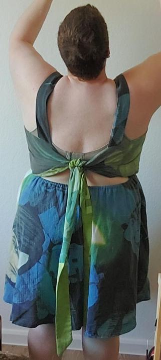 Gleiches Kleid von der Rückseite. Luftiger Rücken, Oberteil wird geknotet wie eine Schärpe.