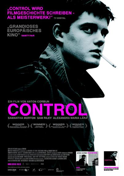 Ein monochromes Filmplakat zeigt einen jungen Mann in Nahaufnahme, der eine Zigarette im Mundwinkel trägt und mit ernstem Blick zur Seite schaut. Die Farbgestaltung ist kontrastreich in Schwarz-Weiß gehalten, unterbrochen von grell-pinken Akzenten, vor allem im Filmtitel „CONTROL“. Der Hintergrund ist weiß, was die Figur noch stärker hervorhebt. Kritikerzitate in Pink und Weiß loben den Film. Unten sind mehrere Auszeichnungen abgebildet. Der visuelle Stil wirkt kühl, stilisiert und ikonisch – passend zum biografischen Drama über Ian Curtis von Joy Division.
