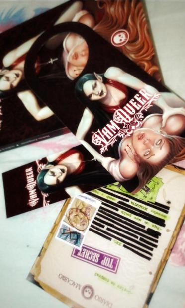 Marca-página, card secreto e uma arte para pendurar na maçaneta da antologia Vamqueer.