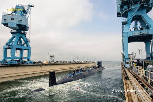 🇺🇸🚢  Virginia-class submarine Arkansas (SSN 800) was recently launched into the James River, where it will remain at a nearby submarine pier for final outfitting, testing, and crew certifications.

>LEAKLIV:/