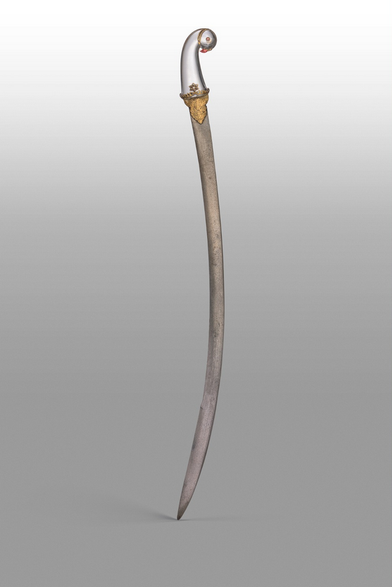 Espada curva con mango transparente en forma de cabeza de cotorra.