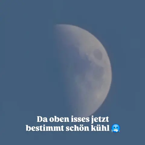 Halbmond vor blauem Himmel.
Text: Das oben isses bestimmt schön kühl 🥶