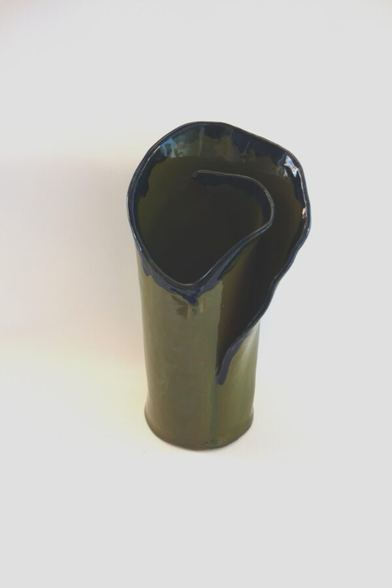 Grüne, hohe Vase mit blauem Rand