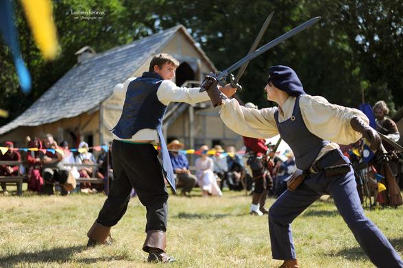 Deux escrimeureuses avec épées en mousse