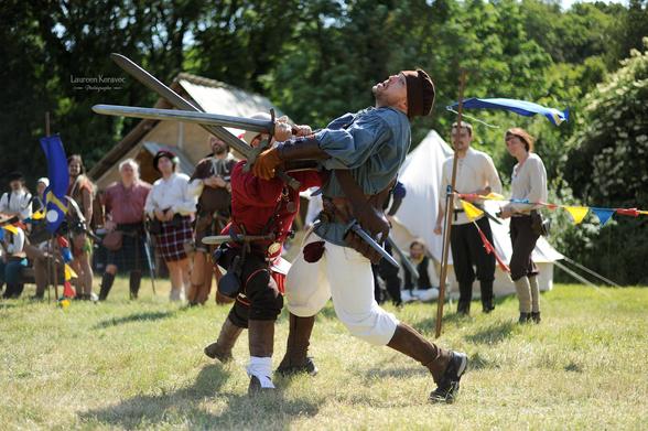 Deux escrimeureuses avec épées en mousse