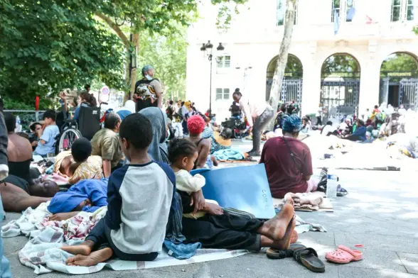 Des familles sans-abri et des femmes seules se rassemblent devant la mairie du 11e arrondissement de Paris pour réclamer un logement, avec le soutien de l’association Utopia 56, le 12 juin 2025.