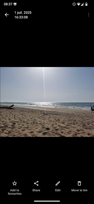 Photo of a beach on an /e/OS device ready to be added to favs, shared, edited or moved to the bin