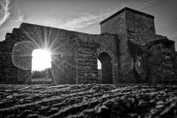 Black and white picture of the East gate of Avenches ruins