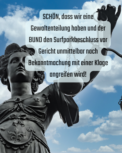 Justitia mit Text: SCHÖN, dass wir eine Gewaltenteilung haben und der BUND den Surfparkbeschluss vor Gericht unmittelbar nach Bekanntmachung mit einer Klage angreifen wird!
