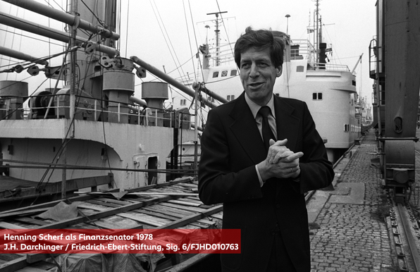 Henning Scherf als Finanzsenator 1978 vor einem Schiff im Hafen